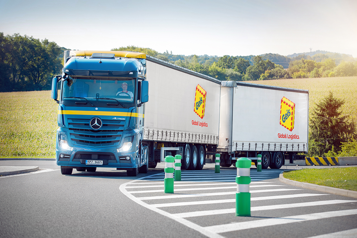 nákladné vozidlo na ceste pri distribúcii tovaru