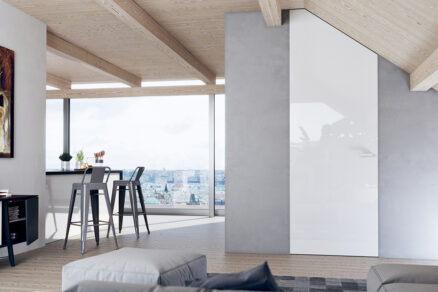 Bílé bezobložkové dveře ve šikmině podkroví