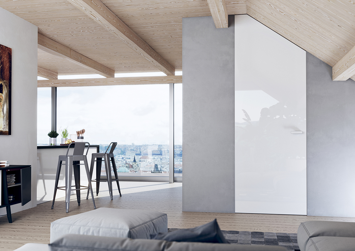 Bílé bezobložkové dveře ve šikmině podkroví