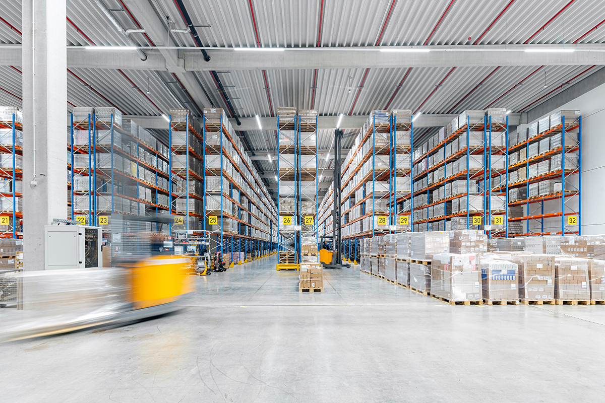 moderný logistický sklad s regálmi a paletovým tovarom