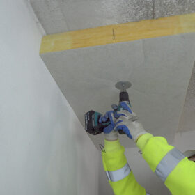 Kotvení izolační desky do stropu pomocí vrutu s talířkem