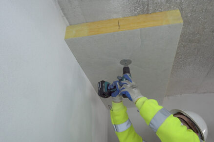 Kotvení izolační desky do stropu pomocí vrutu s talířkem