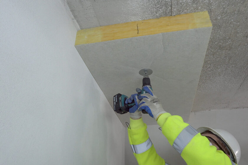 Kotvení izolační desky do stropu pomocí vrutu s talířkem