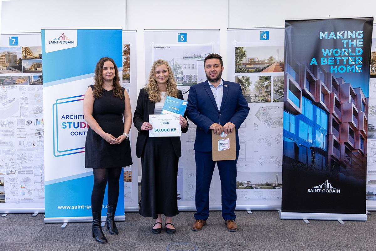 Vítezka Markéta Pipková se zástupci Saint Gobain, Ing. Veronikou Kotkovou a Ing. Arch. Tomášem Truxou
