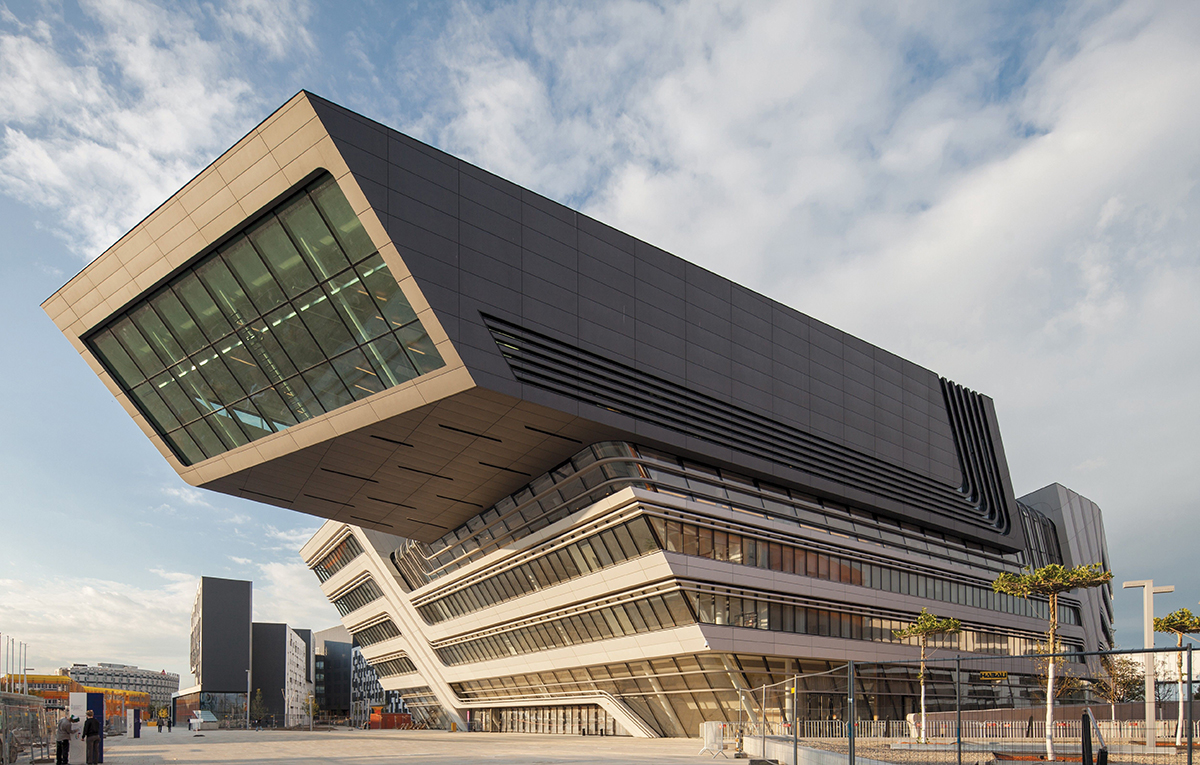 Moderní univerzitní budova s výraznou architekturou a dynamickým tvarem