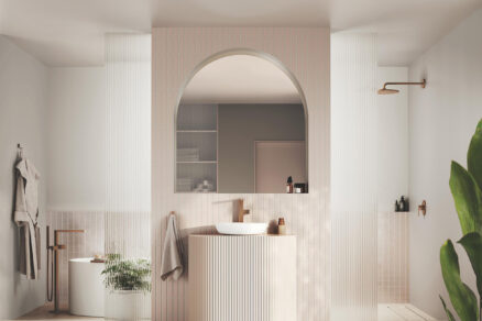 Jemné barevné ladění koupelny s důrazem na detaily a materiály