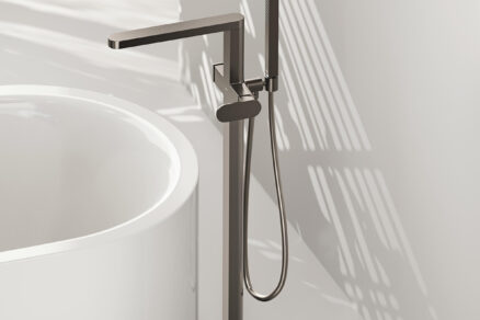 Volně stojící baterie u vany v elegantním koupelnovém prostoru