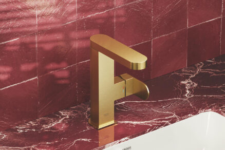 Koupelnová baterie v kontrastu s výrazným obkladem a deskou