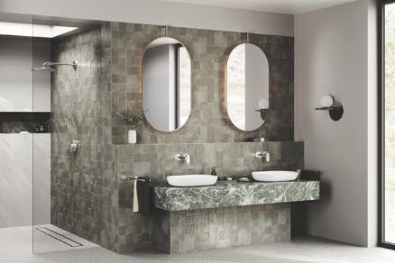 Dvojice umyvadel s nástěnnými bateriemi v moderním interiéru