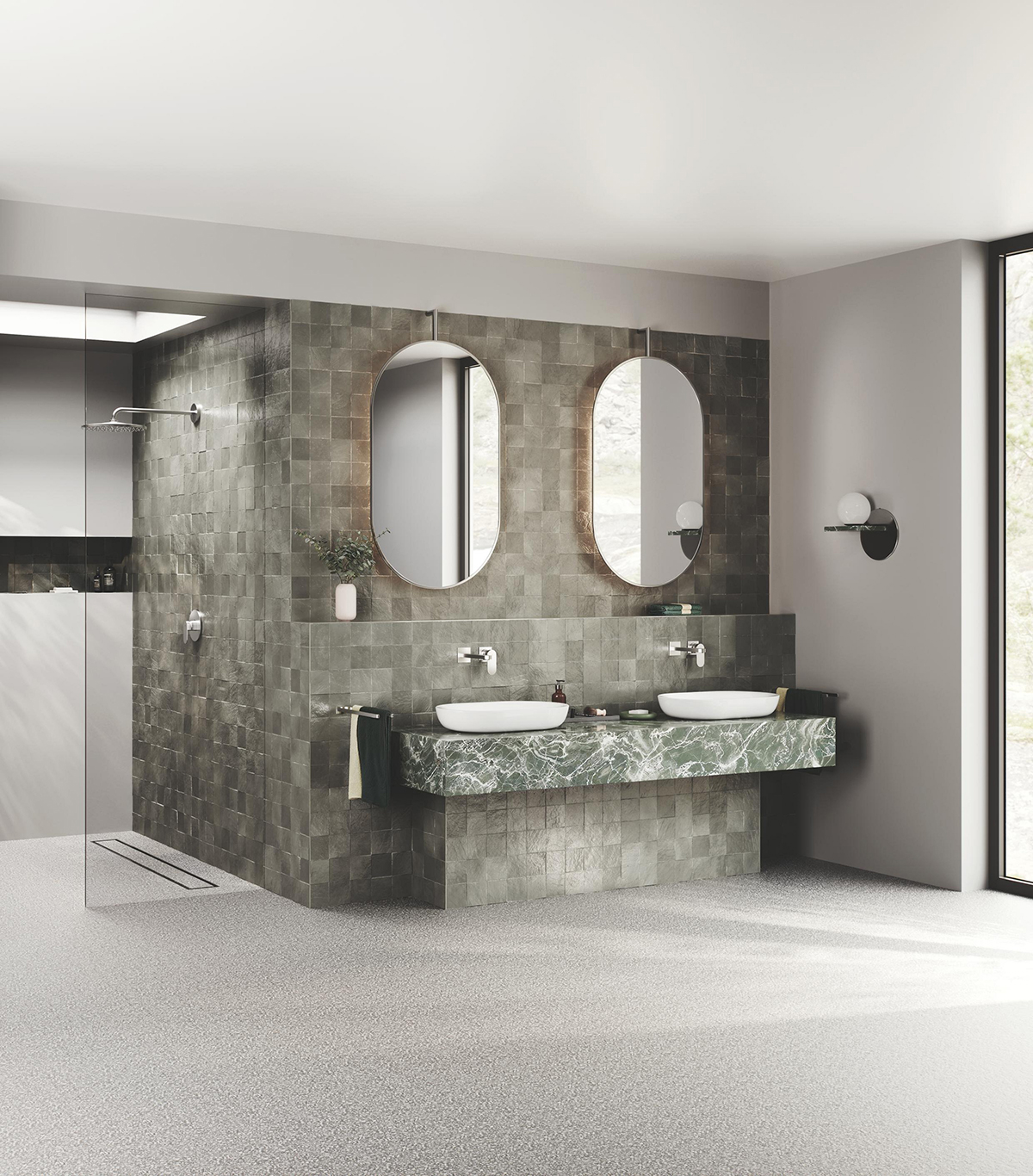 Dvojice umyvadel s nástěnnými bateriemi v moderním interiéru