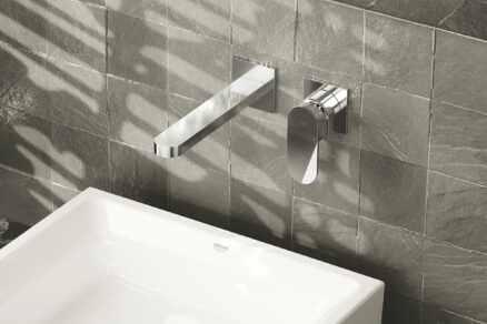 Nástěnná baterie nad umyvadlem v minimalistické koupelně