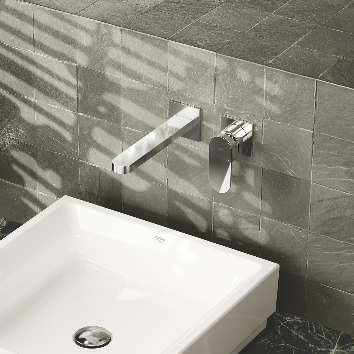 Nástěnná baterie nad umyvadlem v minimalistické koupelně