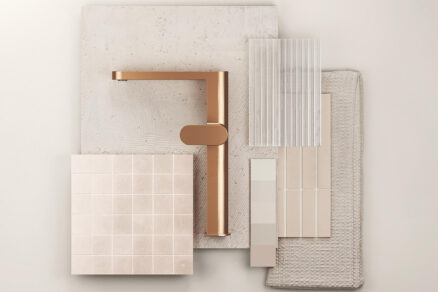 Detail umyvadlové baterie v teplém kovovém odstínu s čistými liniem