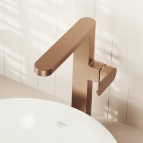 Moderní koupelnová baterie s geometrickým designem a matným povrchem