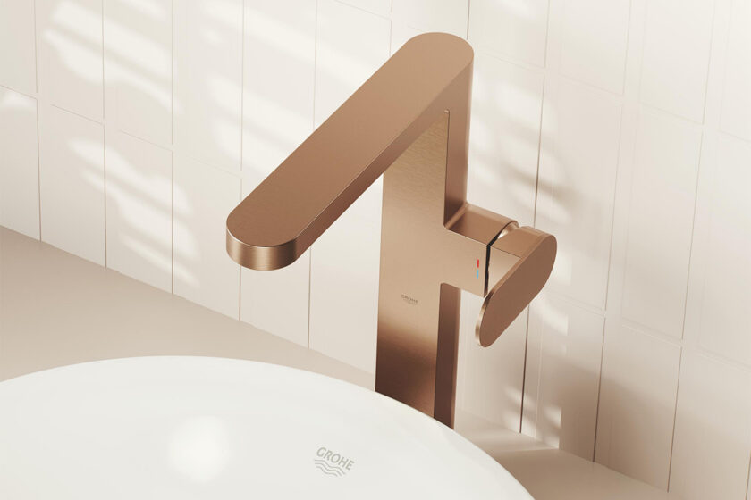 Moderní koupelnová baterie s geometrickým designem a matným povrchem