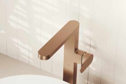 Moderní koupelnová baterie s geometrickým designem a matným povrchem