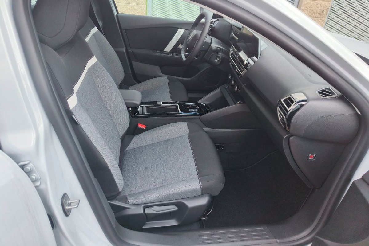 Interiér Citroën C4 s detailom predných sedadiel a palubnej dosky