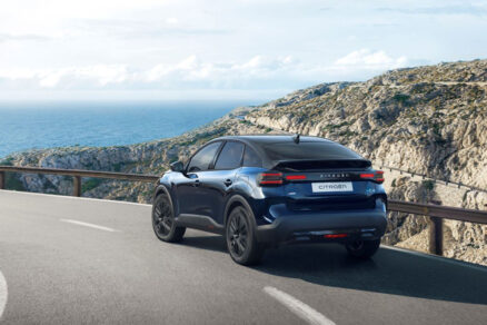 Zadný pohľad na Citroën C4 počas jazdy po pobrežnej ceste s výhľadom na more