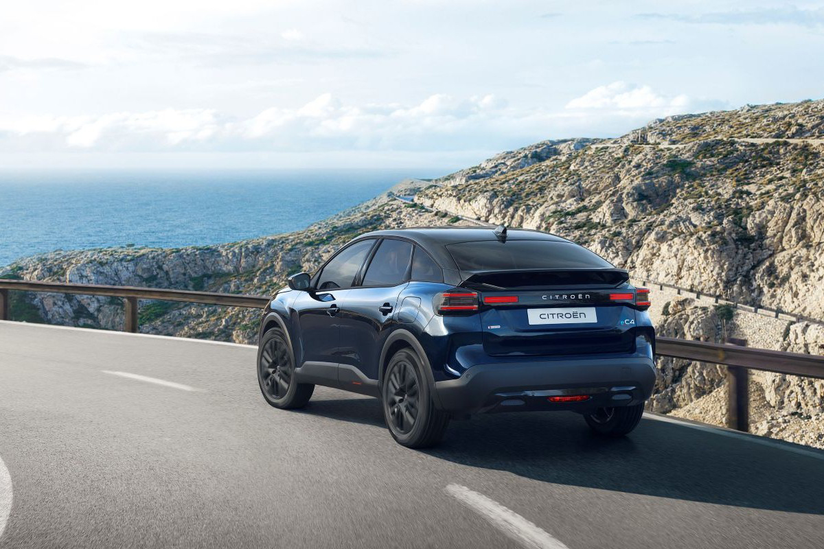 Zadný pohľad na Citroën C4 počas jazdy po pobrežnej ceste s výhľadom na more