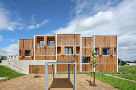 Pohled na bytové domy v lokalitě Klafar ve Žďáru nad Sázavou