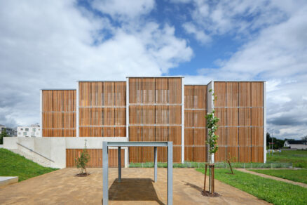 Pohled na bytové domy v lokalitě Klafar ve Žďáru nad Sázavou