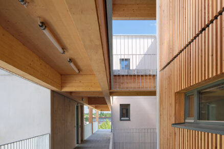 Pohled na bytové domy v lokalitě Klafar ve Žďáru nad Sázavou