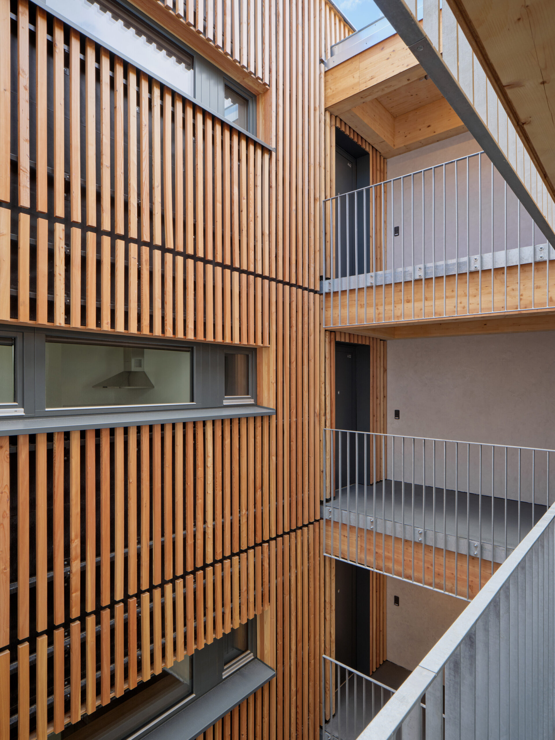 Detail fasády s pásovými okny
