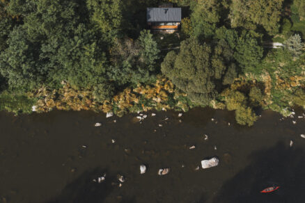 Chata na břehu Sázavy