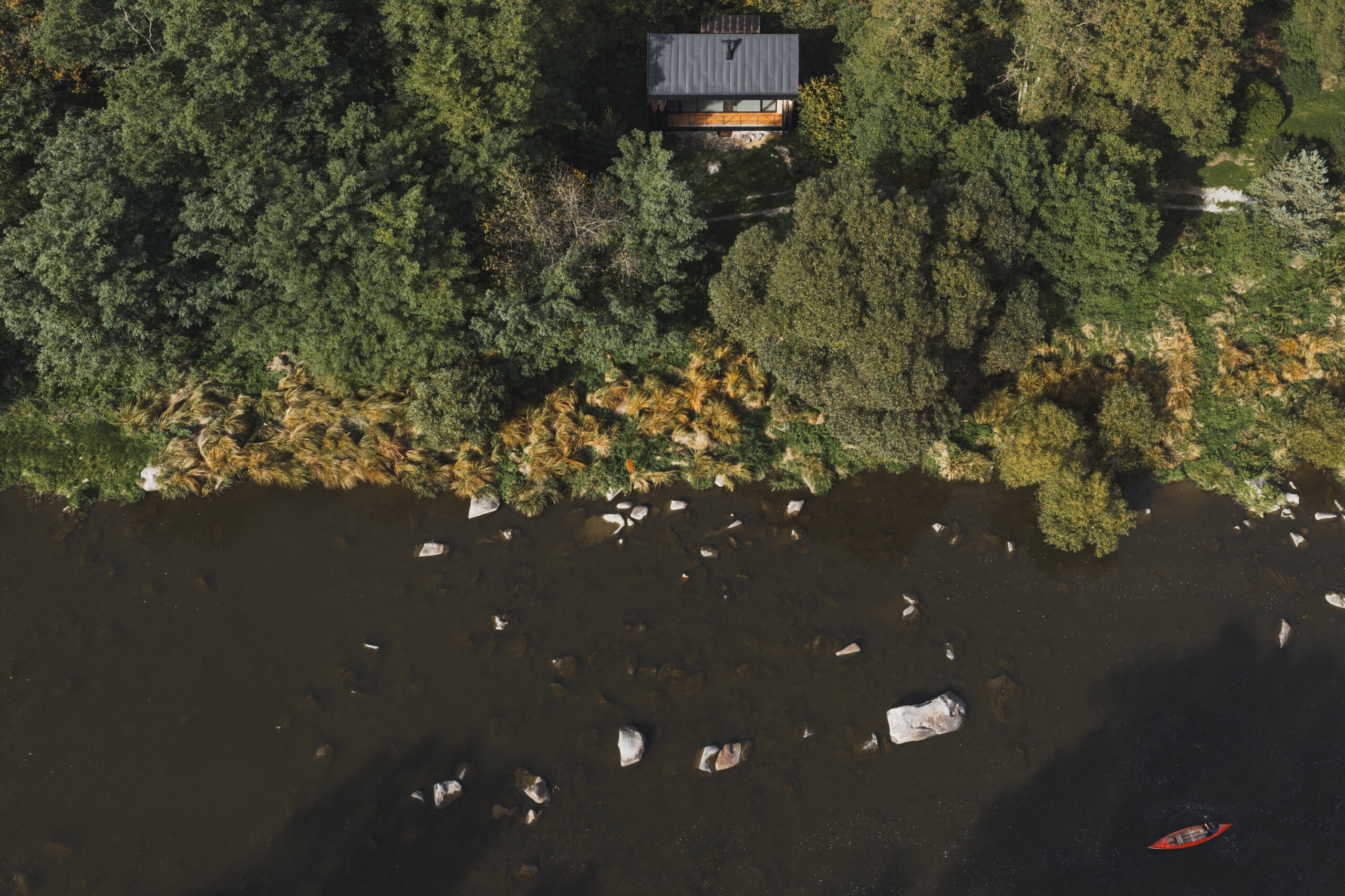 Chata na břehu Sázavy