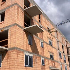 Bytový dům ve výstavbě z cihelného zdiva s důrazem na akustiku