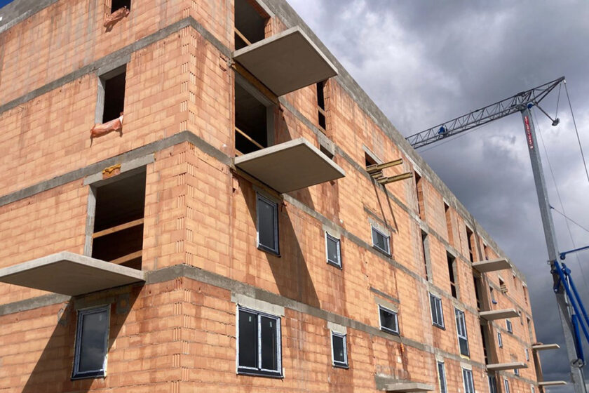 Bytový dům ve výstavbě z cihelného zdiva s důrazem na akustiku