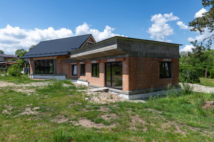 Rodinný dům postavený z jednovrstvého cihelného zdiva HELUZ bez dodatečného zateplení.