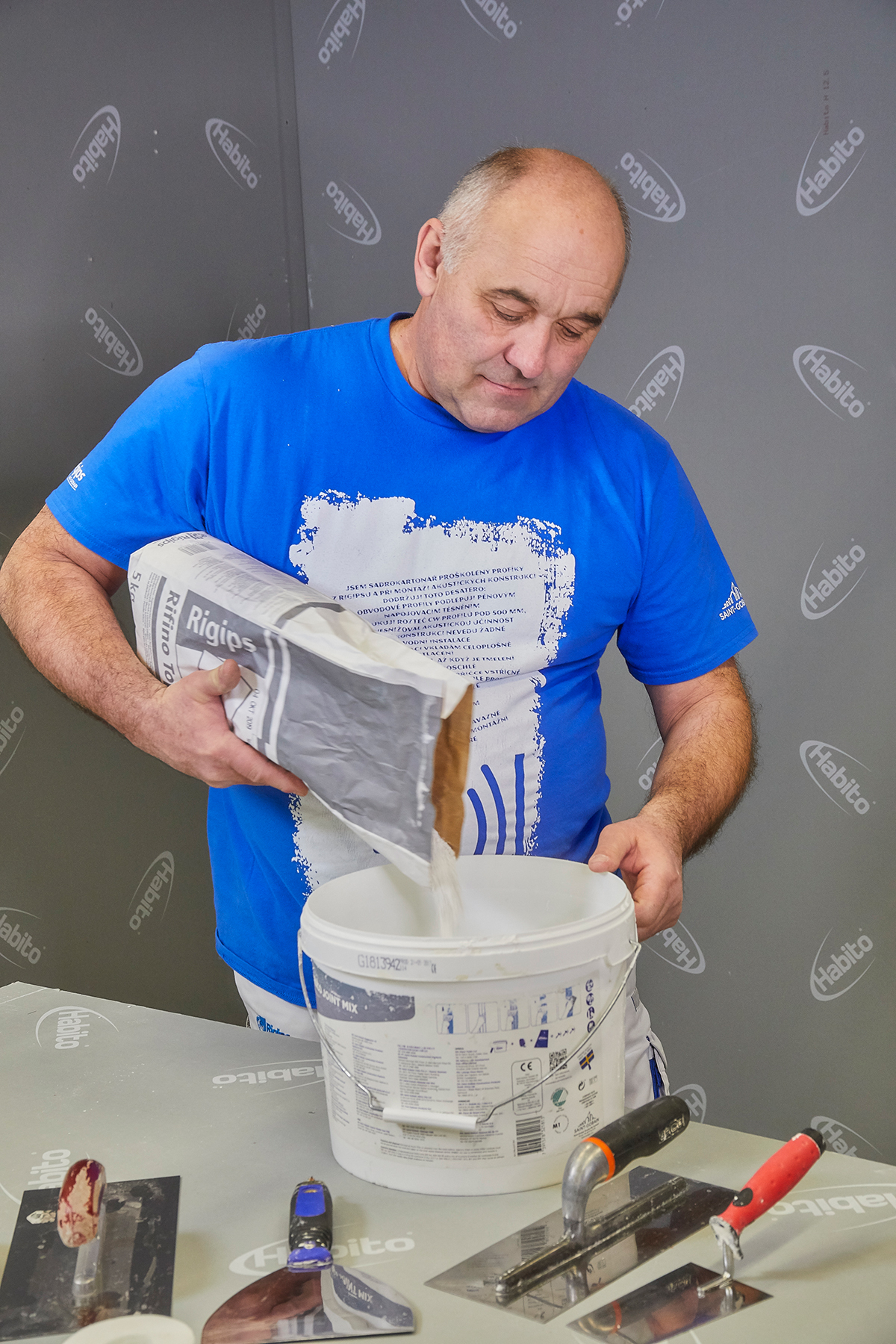 Příprava sádrového tmelu pro tmelení sádrokartonu