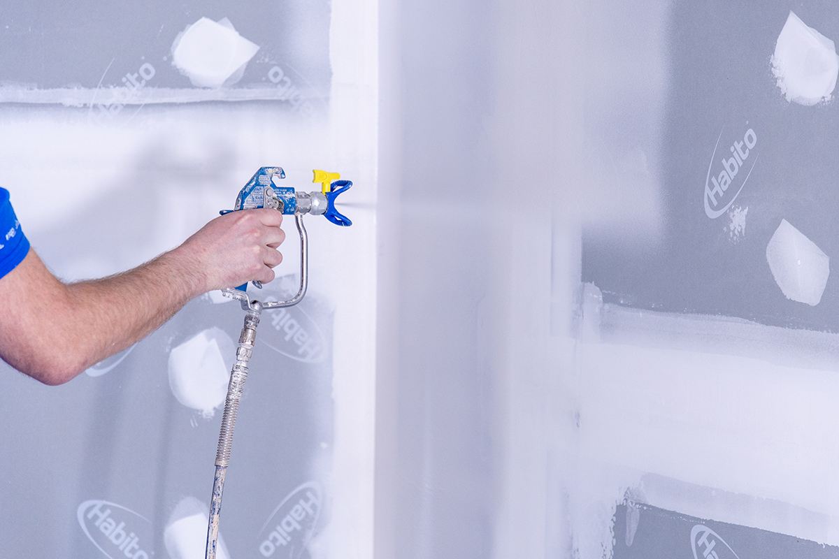 Stříkání tmelu airless technologií na sádrokarton