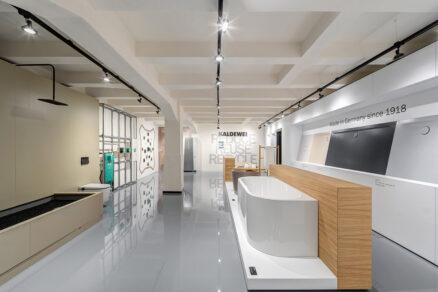 Showroom koupelen s vystavenými vanami, vzorky materiálů a důrazem na čistý design a prezentaci produktů.