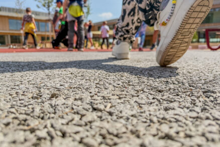 Povrch z vodopropustného betonu pomáhá ochlazovat venkovní prostor školy LOŠBATES