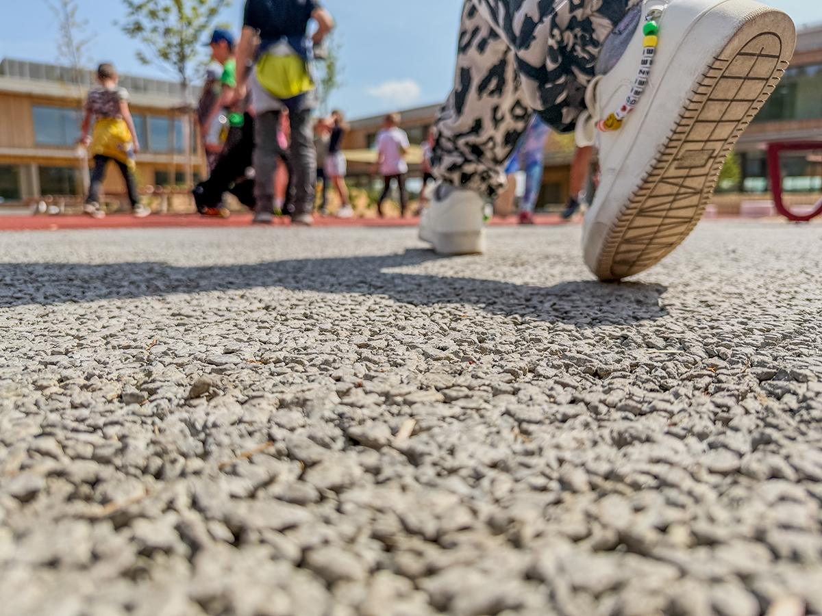 Povrch z vodopropustného betonu pomáhá ochlazovat venkovní prostor školy LOŠBATES