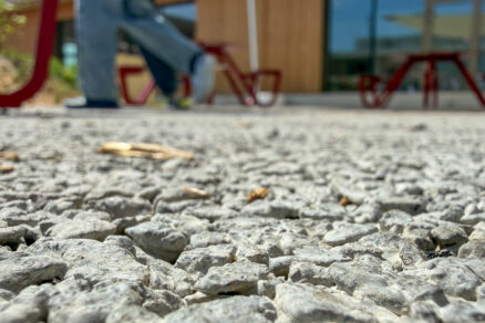 Školní dvůr LOŠBATES využívá vodopropustný beton pro bezpečný pohyb dětí