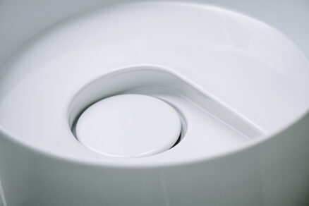 Organický tvar umyvadla vytváří efekt vodního víru a zvýrazňuje čisté linie sanitární keramiky.