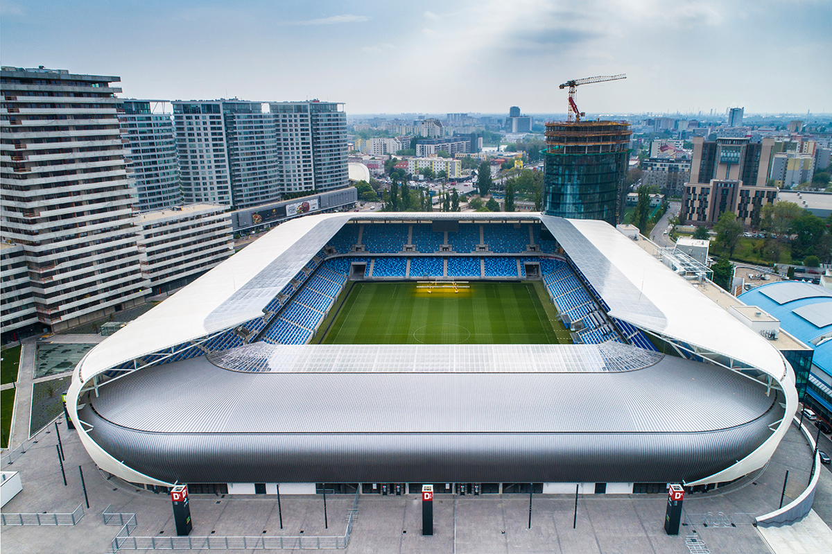 Národní fotbalový stadion v Bratislavě splňuje kritéria UEFA 4 a patří k nejmodernějším sportovním arénám na Slovensku.