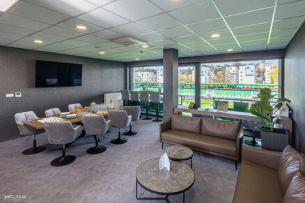 Interiér VIP zóny stadionu Tatranu Prešov nabízí výhled na hrací plochu i zázemí pro společenské akce.