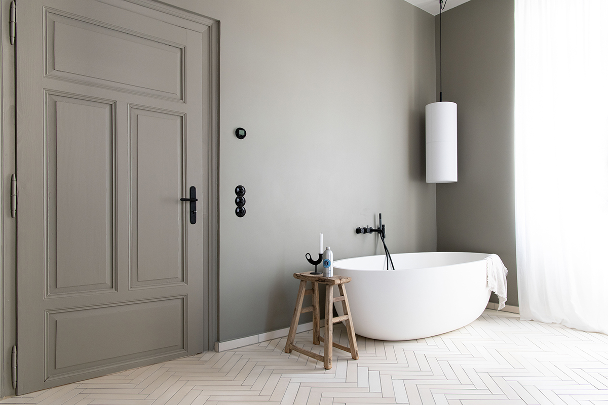 Designové vypínače Hager v minimalistickém interiéru koupelny