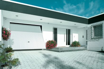 Výklopná vrata Hörrman Berry Pearl se strukturovaným povrchem Pearlgrain dobře poslouží tam, kde není potřeba výrazná tepelná izolace a není nutný elektrický provoz či napojení na elektronické bezpečnostní a další systémy. Více informací na www.hormann.cz.