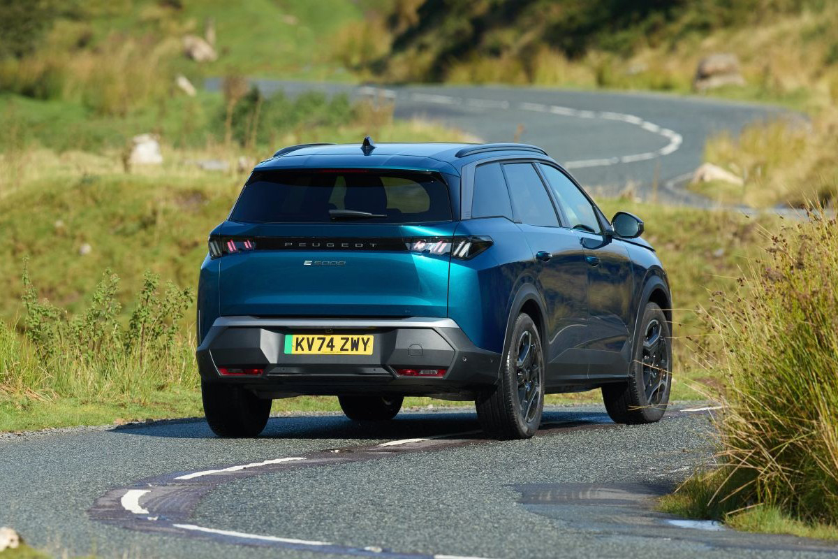 Peugeot 5008 Summer Blue na silnici