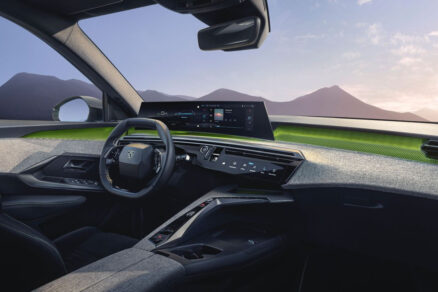 Interiér Peugeot 5008 s panoramatickým i-Cockpitem