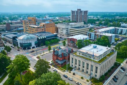 Letecký pohled na historickou a moderní architekturu v centru Kalamazoo