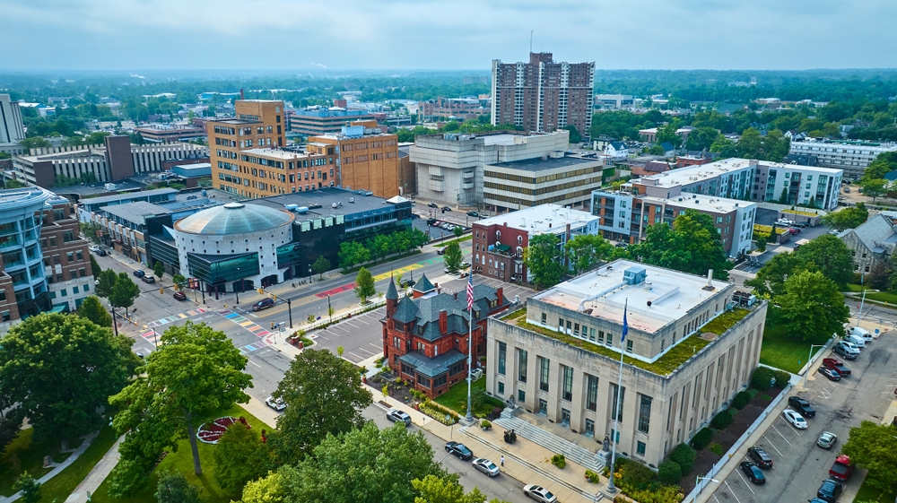 Letecký pohled na historickou a moderní architekturu v centru Kalamazoo