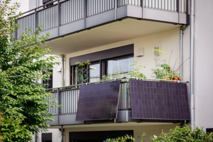 Moderní balkon se solárními panely