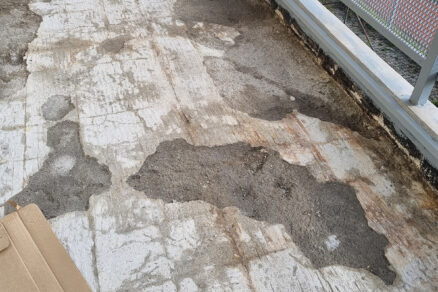 Připravený betonový podklad balkonu po odstranění původní dlažby před aplikací hydroizolace.