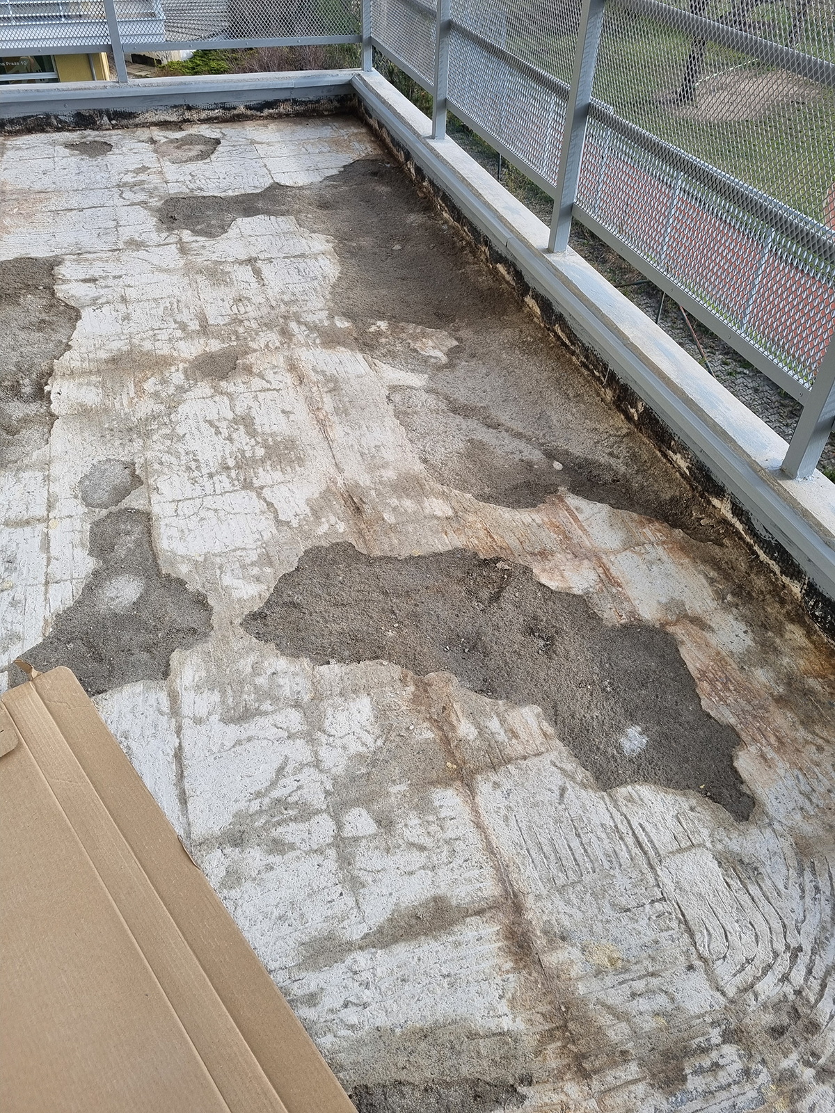 Připravený betonový podklad balkonu po odstranění původní dlažby před aplikací hydroizolace.